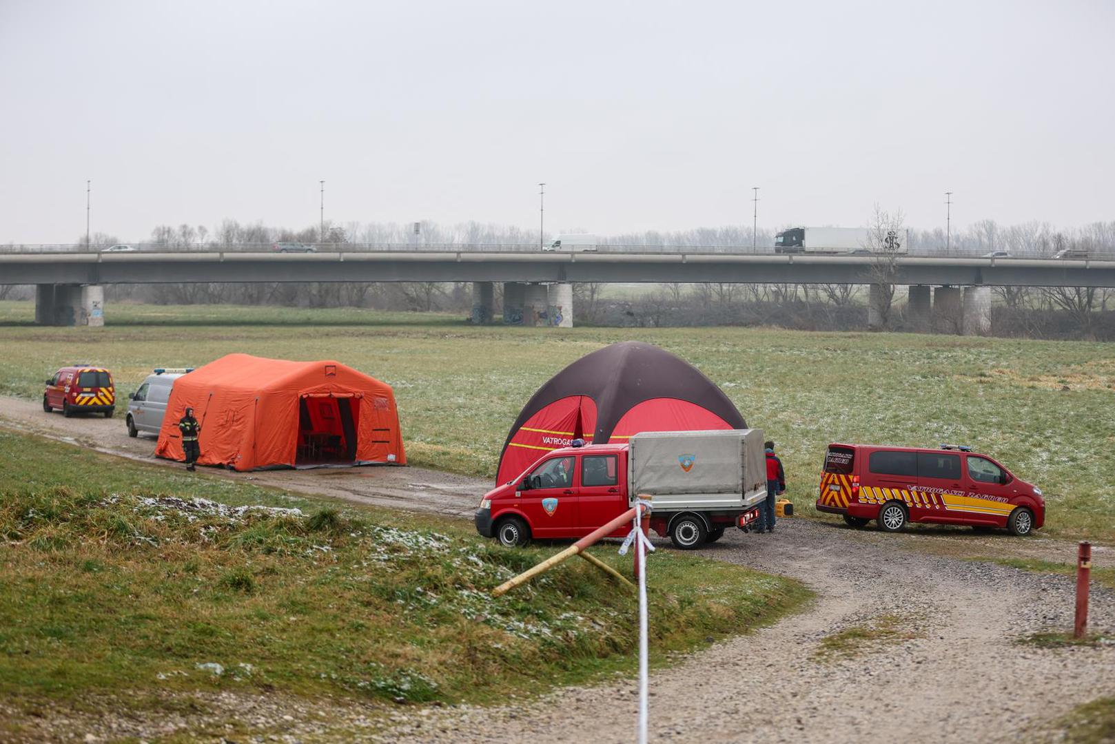16.01.2025., Zagreb - Vatrogasci, policija, HGSS i Civilna zastita uz rijeku Savu gdje se pripremaju za nastavak potraga ze nestalim dijetetom u rijeci. Photo: Igor Kralj/PIXSELL