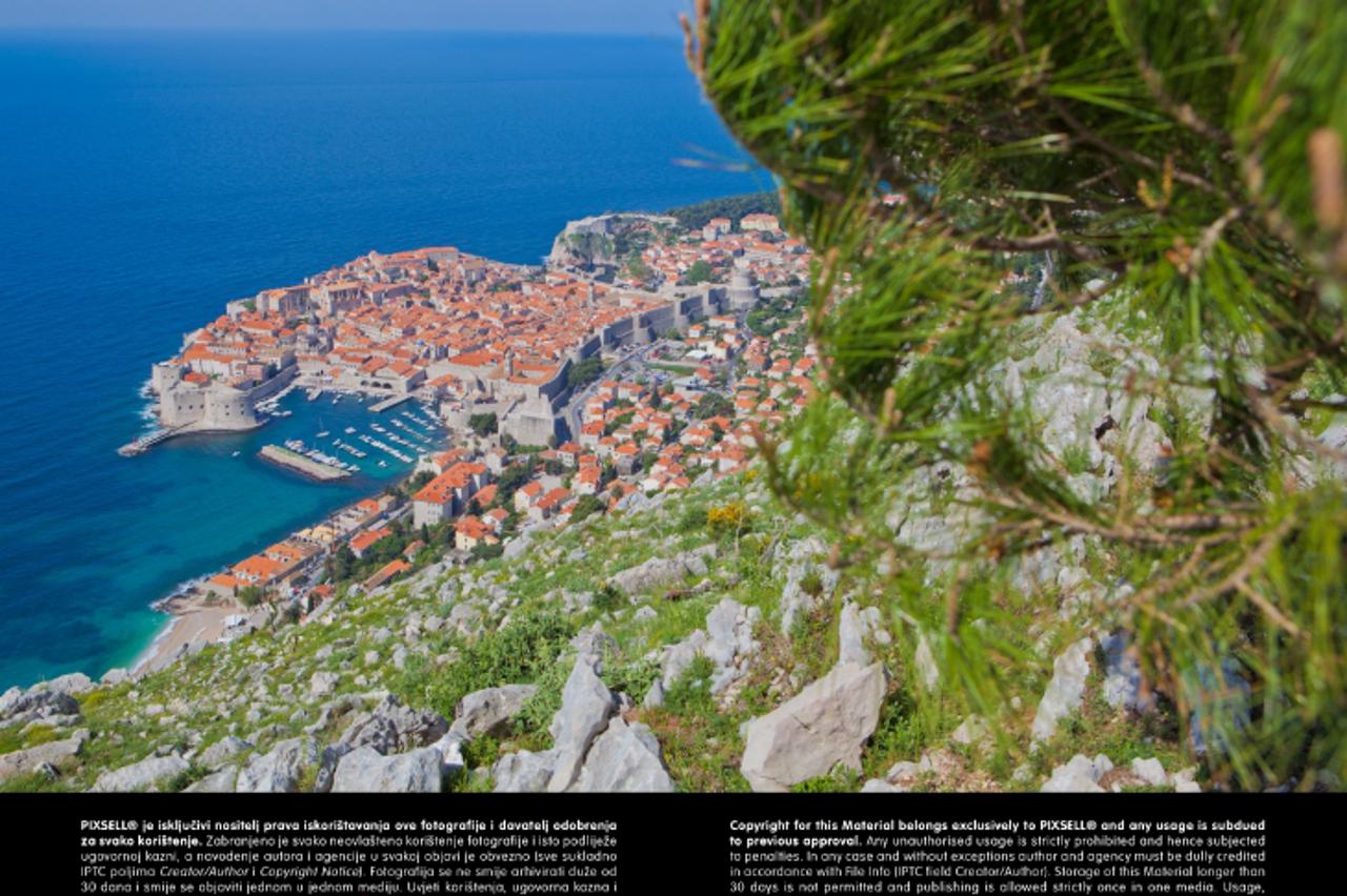 '28.04.2013., Bosanka, Srdj, Dubrovnik - Danas Dubrovcani izlaze na referendum na kojem ce se izjasniti jesu li za gradnju igralista za golf s vilama, hotelima i apartmanima na platou brda Srdj. Podsj