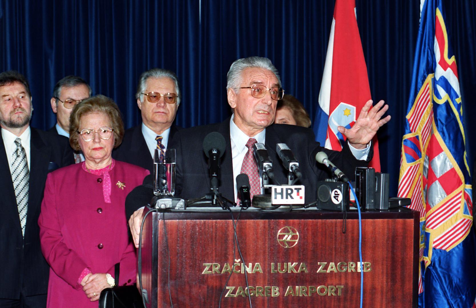 23.11.1996., Zagreb, Hrvatska - predsjednik Republike Hrvatske dr. Franjo Tudjman po povratku iz SAD-a s lijecenja u bolnici Walter Reed, u zagrebackoj zracnoj luci odrzao je znameniti govor o ostacima jugokomunistickog sustava, o politickim diletantima, bezglavim smusenjacima i svima koji se vezu i s crnim vragom protiv hrvatske slobode i hrvatske neovisnosti.  Ne samo crnim, nego i zelenim i zutim vragovima, te protivnicima hrvatske samostalnosti, koji im se nude i prodaju za Judine skude. Photo: Sinisa Hancic/HISTORY I/C