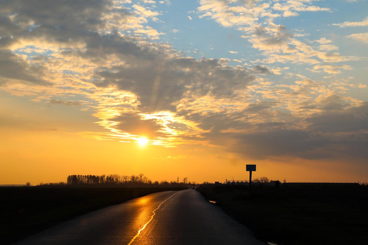 Zalazak sunca iznad Trpinjske ceste u Vukovaru