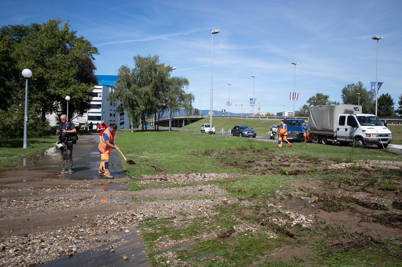 Puknuće magistralnog cjevovoda na Sarajevskoj ulici - Novi Zagreb bez vode