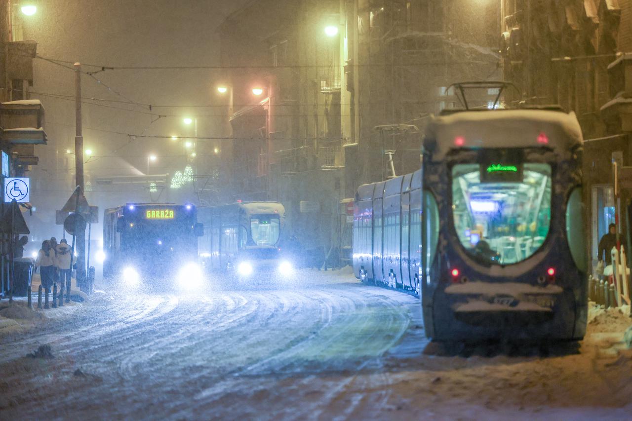 Zagreb: Brenerom odmrzavali tračnice ne bi li uspostavili tramvajski promet