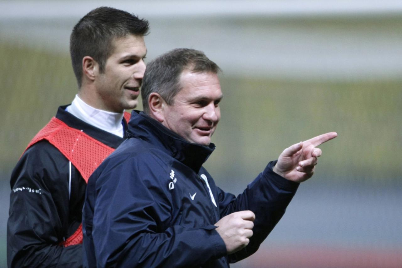 'Slovenian national team\'s coach Matjaz Kek (R) leads the open training session at Luzhniki stadium in Moscow, November 13, 2009. Russia and Slovenia go head-to-head in the first leg of their World C