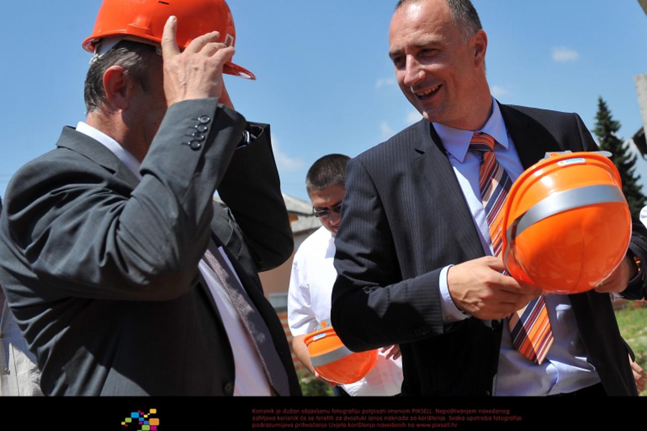 '19.06.2012., Ulica Vilka Novaka, Varazdin - Ministar graditeljstva Ivan Vrdoljak nakon sastanka u gradskoj vijecnici s gradskim i zupanijskim celnicima posjetio je POS naselje u izgradnji gdje ih je 