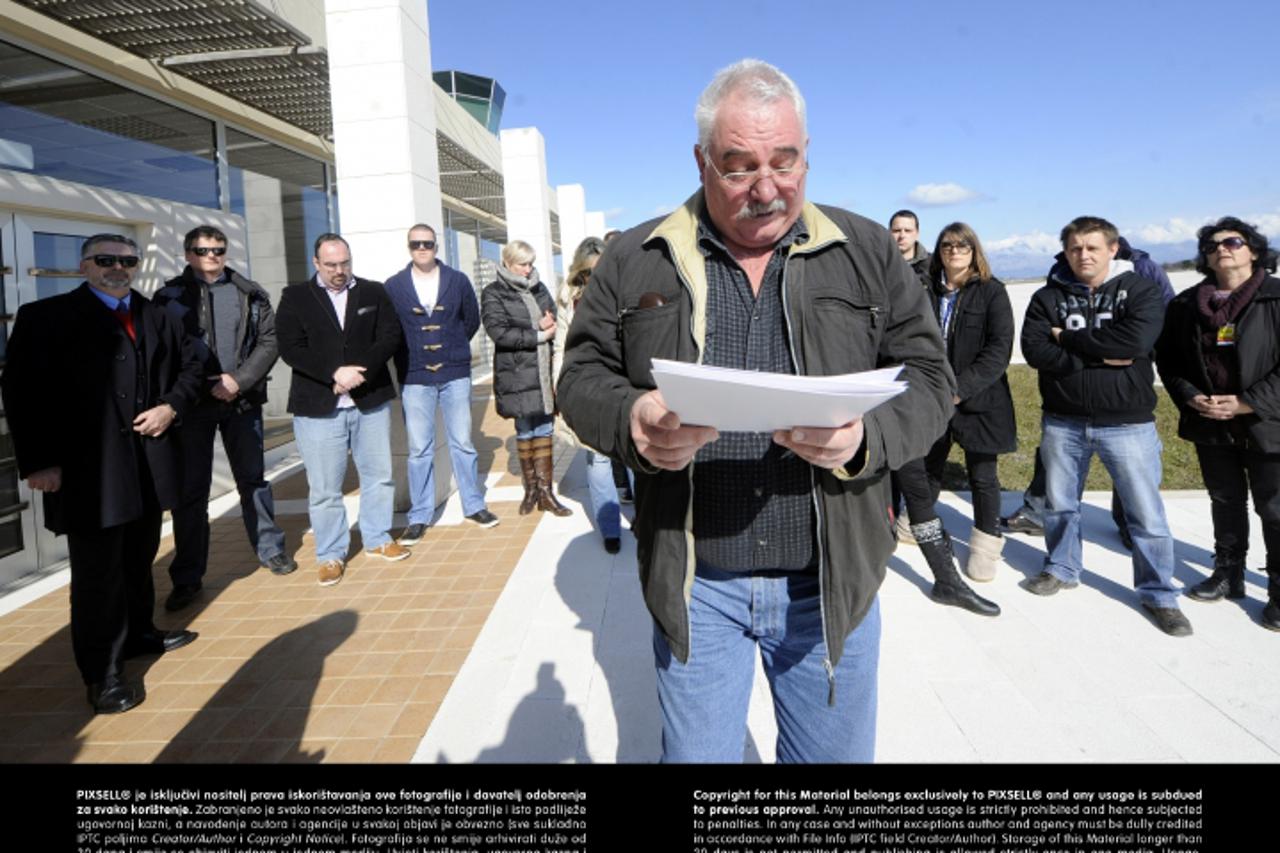 '22.02.2013., Brac - Zaposlenici Zracne luke Brac predvodjeni Toncijem Obilinovicem izrazili su zabrinutost zbog najave moguceg ukidanja aerodroma. Photo: Tino Juric/PIXSELL'