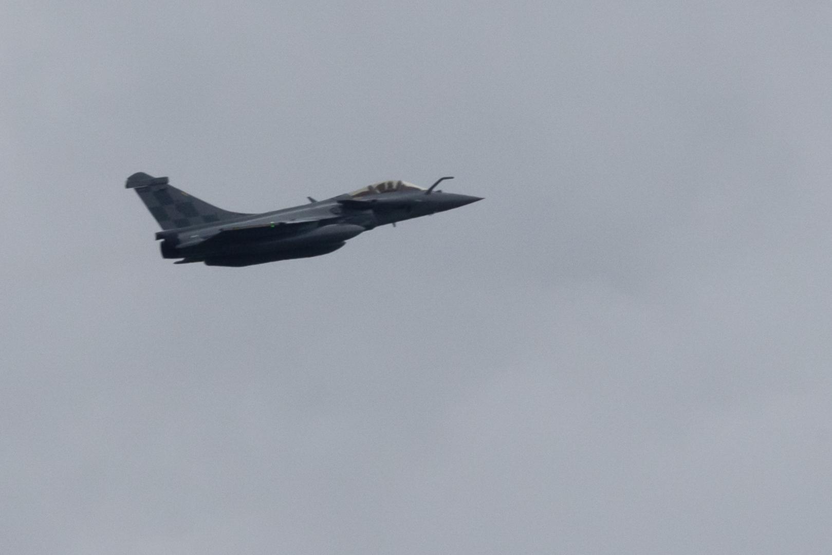 Oko 12 sati piloti Hrvatskog ratnog zrakoplovstva ušli su u hrvatski zračni prostor u području Istarske županije, a poletjeli su s aerodroma u francuskom Bordeauxu nešto prije 11 sati. 