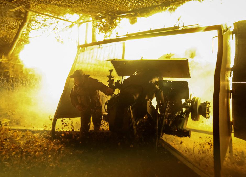 Ukrajinski vojnici kod Kupjanska pucaju iz D-30 haubice prema ruskim položajima