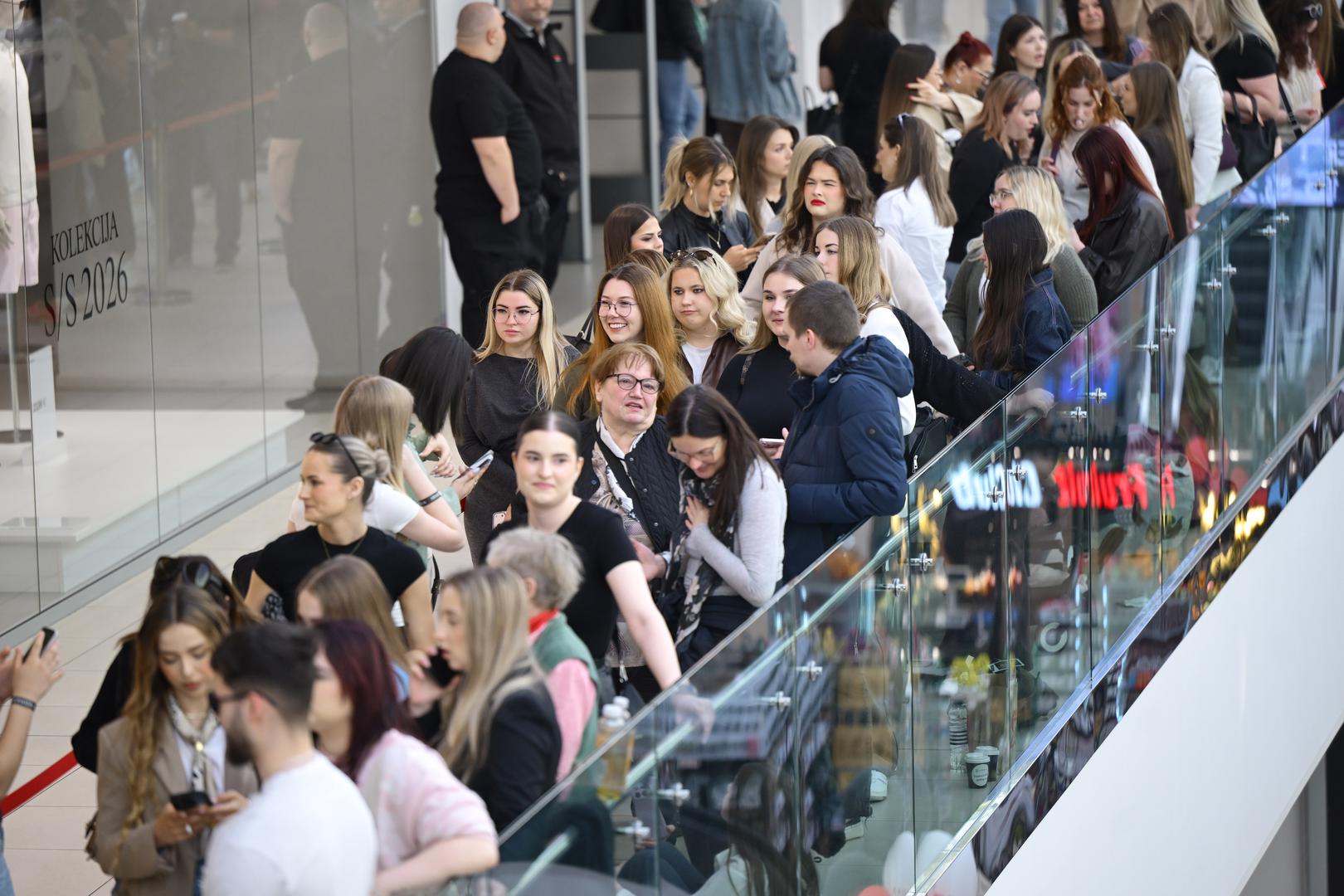 U redovima se čeka od 8 sati, iako je otvorenje zakazano za 12. 