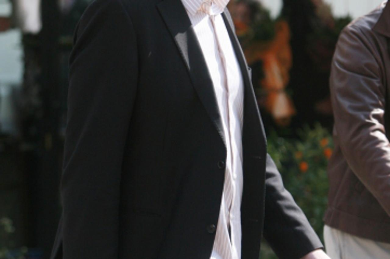 '20.03.2010., Zagreb - Perica Bukic, predsjednik Hrvatskog vaterpolskog saveza i saborski zastupnik, prolazi Cvjetnim trgom.  Photo: Goran Jakus/PIXSELL'