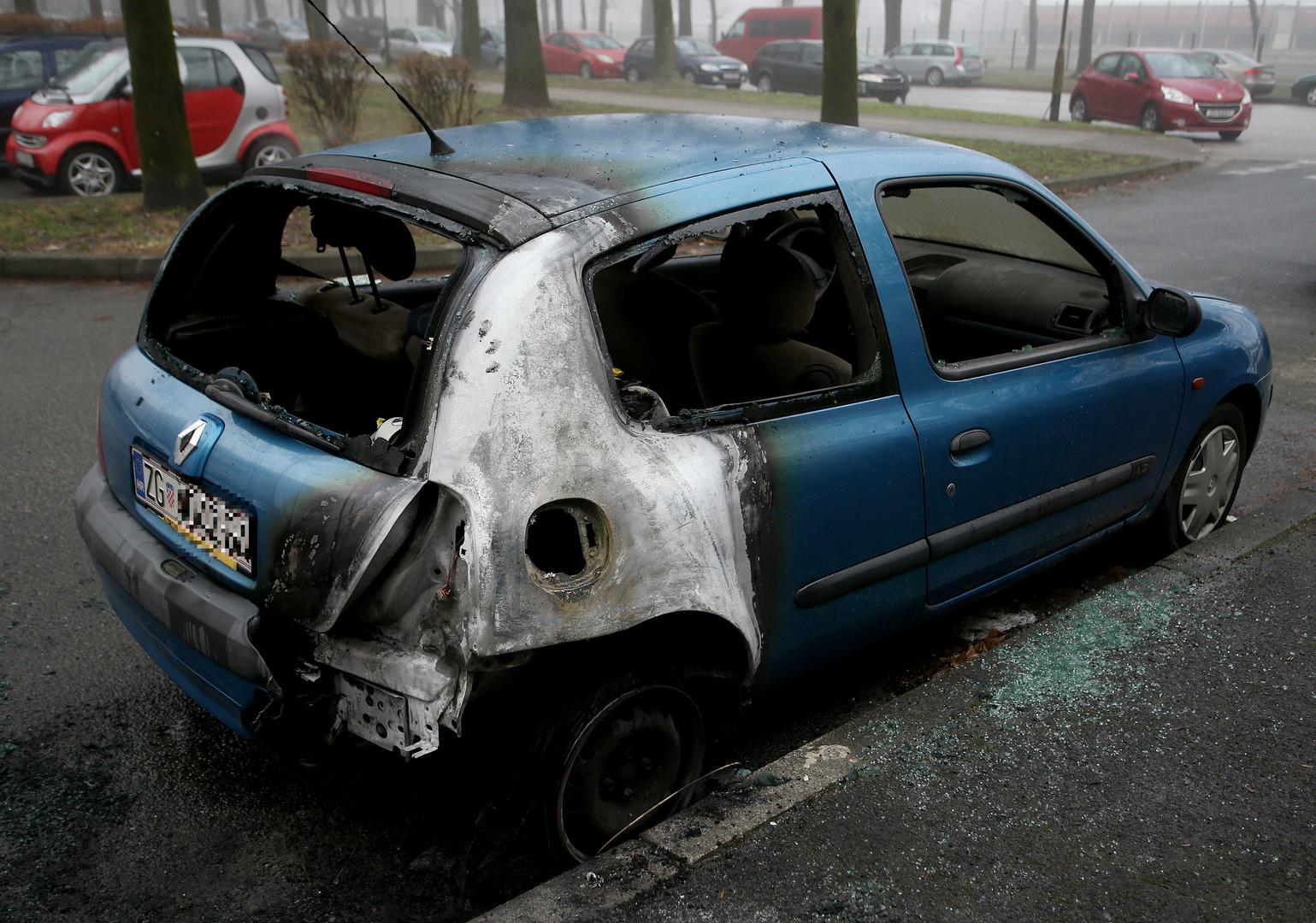  Noćas oko 5 sati ujutro izgorio je Renault Clio u ulici Božidara Magovca u zagrebačkom naselju Travno.  