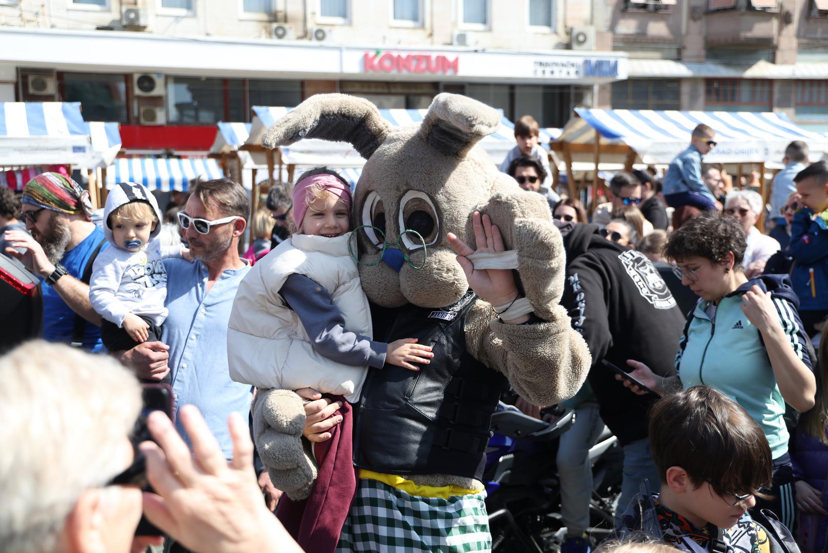 Blagdanskoj atmosferi pridružio se i Osijek, gdje je održana akcija “Moto zeka”. Motociklisti su i ove godine darivali djecu povodom Uskrsa, nastavljajući tradiciju koja iz godine u godinu privlači sve više sudionika i osmijeha najmlađih.