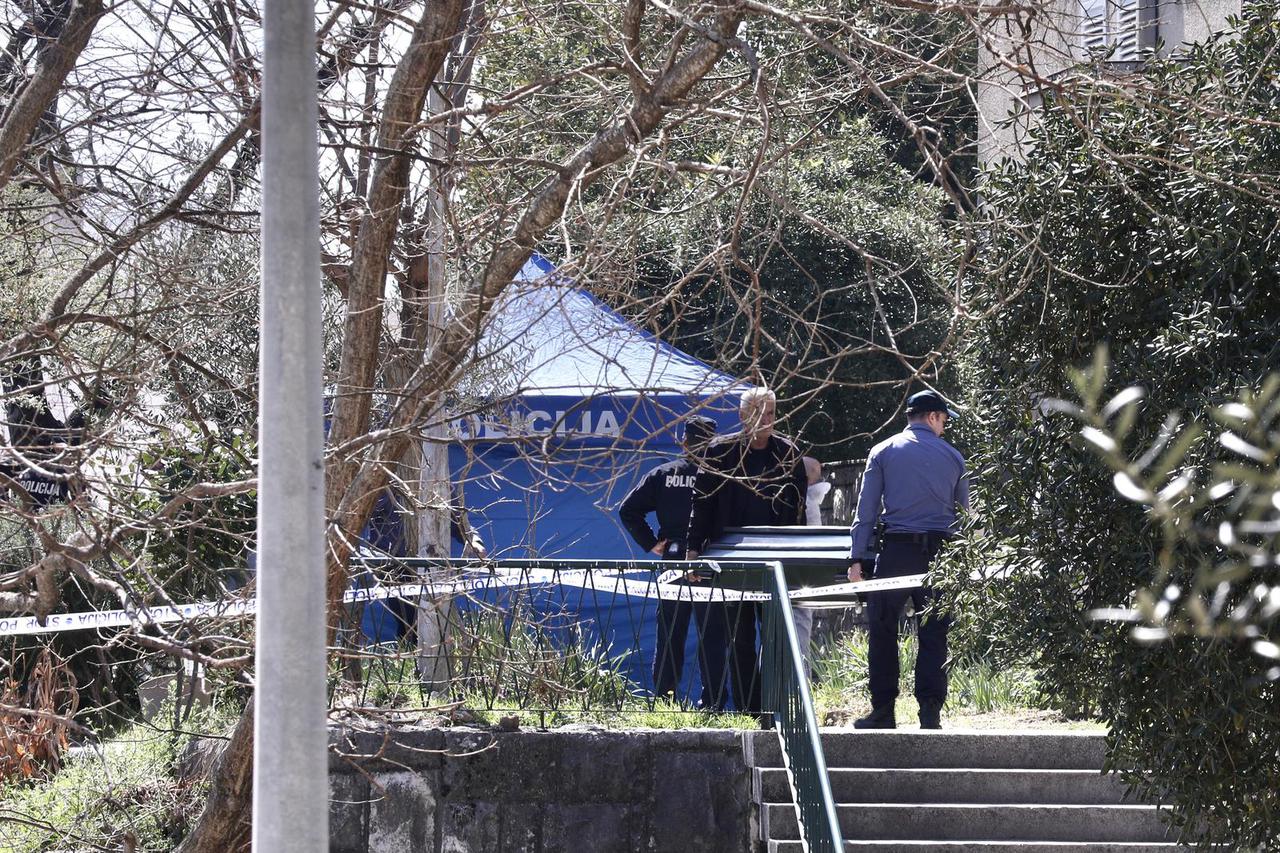 Ploče: Policija nakon očevida odnosi tijelo ubijenog maloljetnika