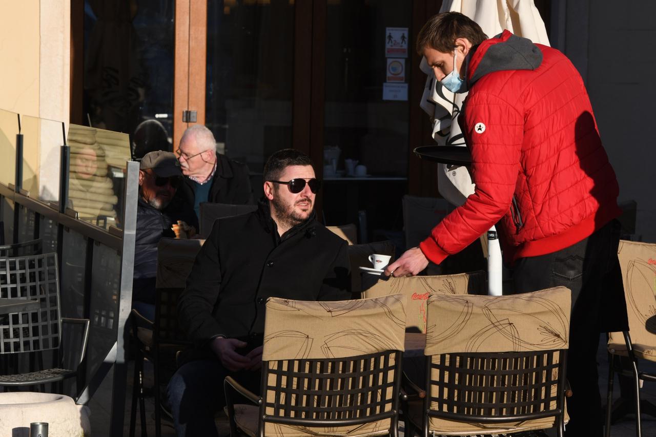 Šibenik: Nakon tri mjeseca ponovno otvorene terase kafića
