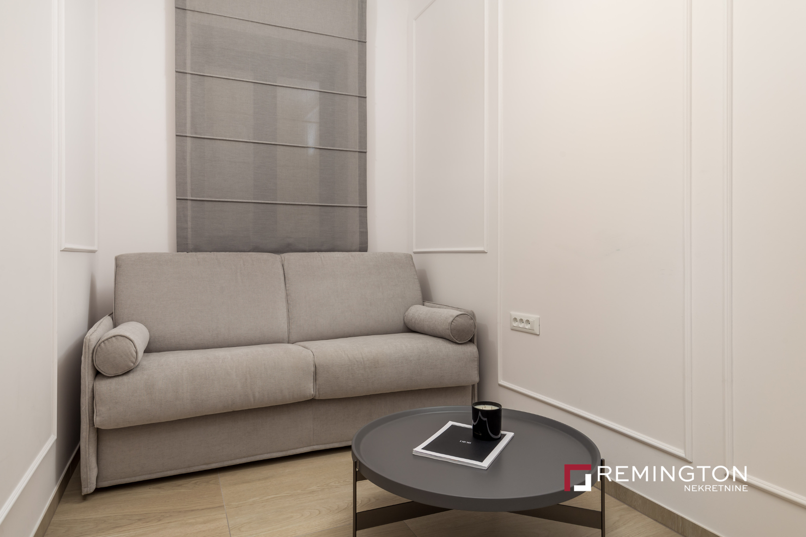 Zahvaljujući atraktivnoj i centralnoj lokaciji, apartman je pogodan kako za svakodnevno stanovanje, tako i kao investicija za turistički najam. 