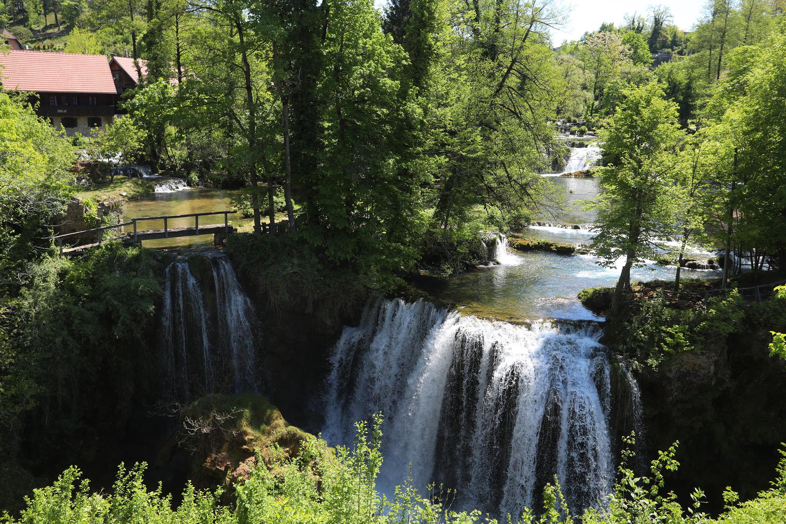Slunj je mali grad smješten u planinskoj Hrvatskoj, poznat po svojoj prirodnoj ljepoti i bogatoj povijesti. 