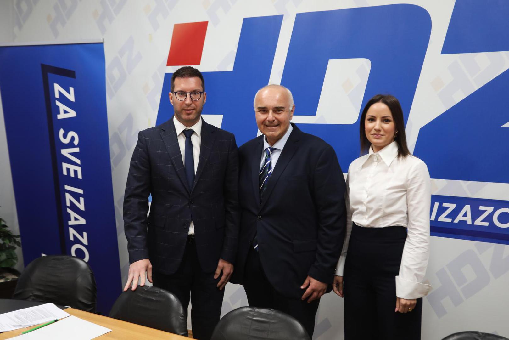 Na prošlim lokalnim izborima bio je kandidat HDZ-a za župana Primorsko-goranske županije te je aktualni gradski vijećnik u Rijeci i član Skupštine Primorsko-goranske županije.