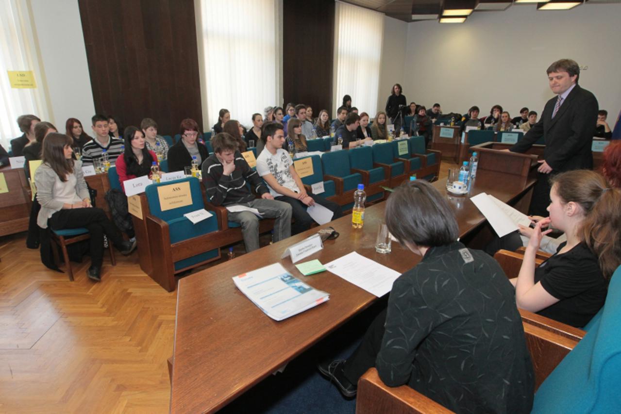 \'11.03.2011., Koprivnica - Ucenici Gimnazije Fran Galovic simulirali su u gradskoj vijecnici sjednicu Gradske skupstine, na kojoj su postavljali pitanja gradonacelniku i procenicima te raspravljali o