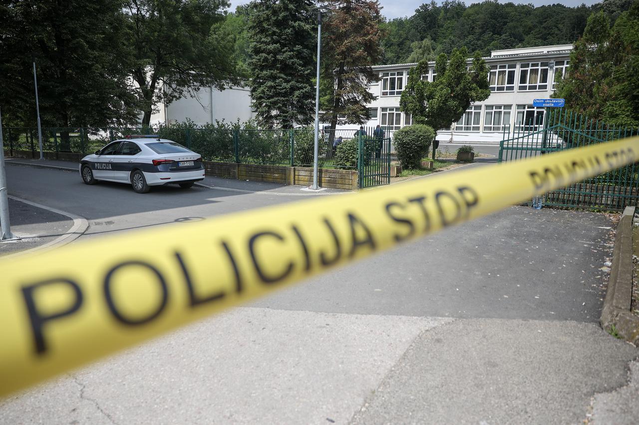 Lukavac: Pripadnici  policije ispred škole gdje je učenik pucao na nastavnika