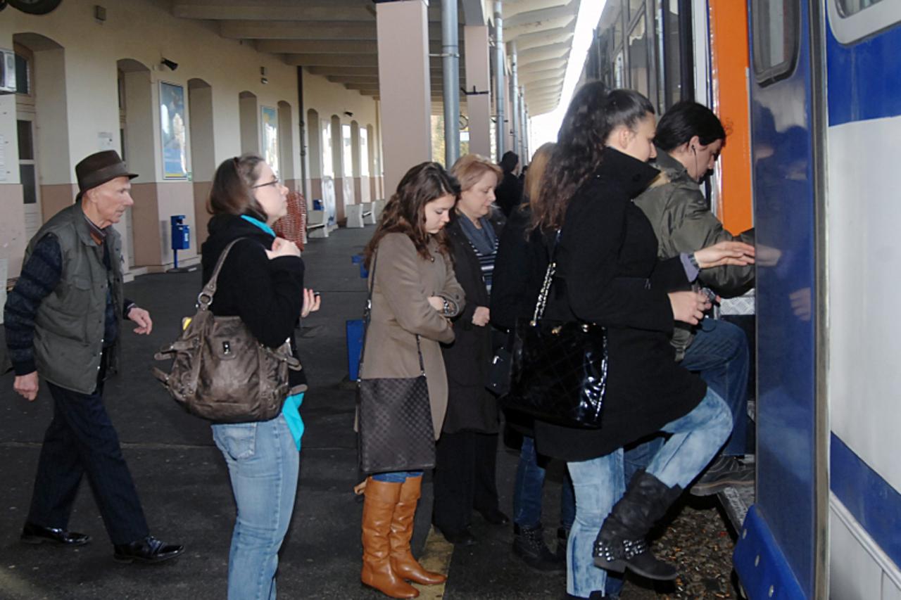 \'04.01.2012., Sisak - Od ove godine gradska vlast ukinula je studentske subvencije za mjesecne zeljeznicke karte studentima. Photo:Nikola Cutuk/PIXSELL\'