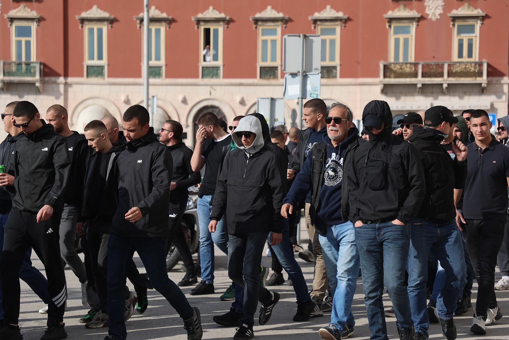 Nakon Lekićeve poruke, okupljeni zapjevali su još nekoliko pjesama, a potom im se obratio voditelj skupa. Pozvao je prosvjednike da se upute prema zgradi suda kako bi "izrazili svoje neslaganje" s odlukom o pritvaranju.