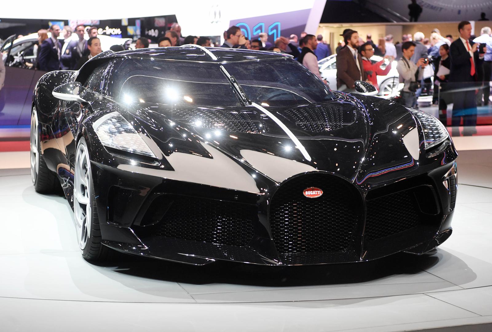 Bugattijevu zvijer pokreće 8,0-litreni quad-turbo motor W16 koji ide do 1500 konjskih snaga, sa šest ispušnih cijevi.