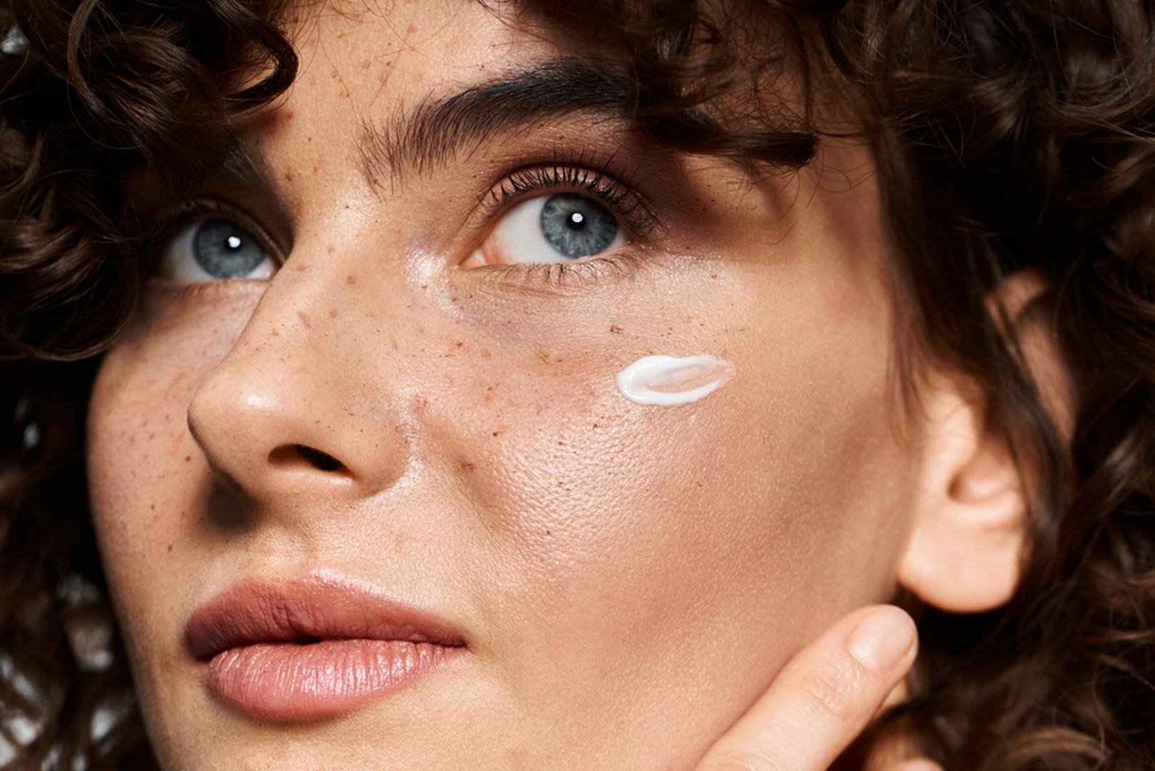 Koža se masti, ali istovremeno je 'žedna': Ovo mnoge zbuni: lice se sjaji, a opet imate osjećaj zatezanja ili perutanja. Koža ponekad pojača lučenje sebuma kao kompenzaciju kad joj fali vode pa dobijete kombinaciju masnog sjaja i dehidracijskih znakova. Rješenje nije agresivno isušivanje, nego lagani hidratantni slojevi i gel-kreme koje neće dodatno opteretiti pore.