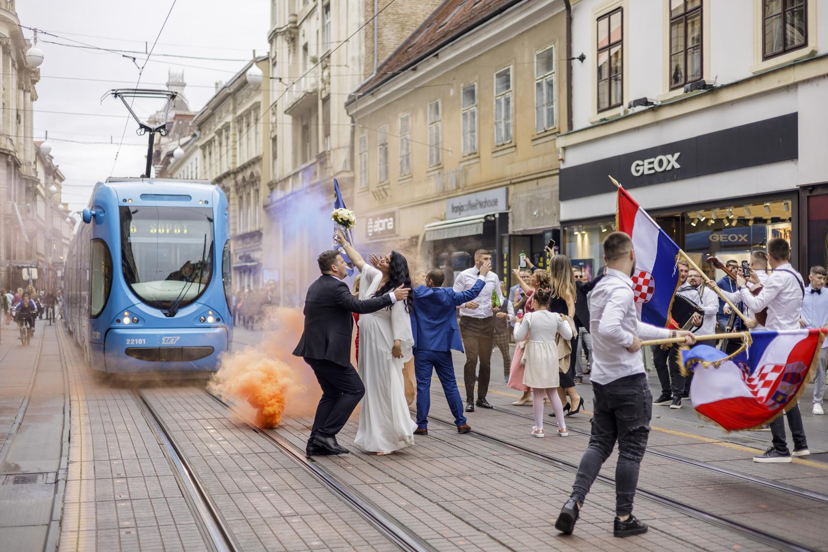 21.10.2023., Zagreb - Svadbena atmosfera nakratko zaustavila promet u Frankopanskoj ulici. Photo: Mia Slafhauzer/PIXSELL