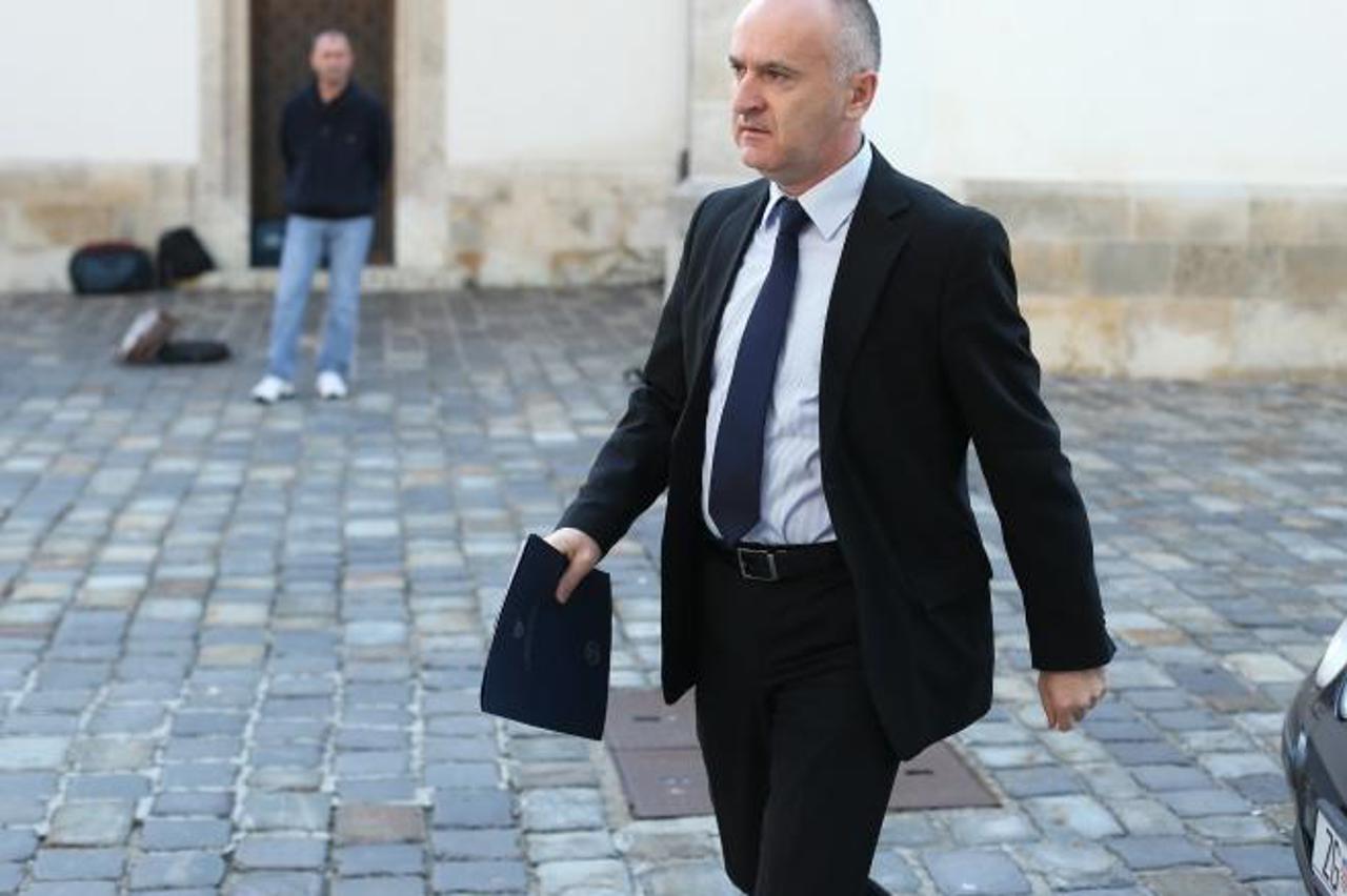 '04.04.2013., Trg sv. Marka, Zagreb - Dolazak ministara na redovitu sjednicu Vlade Republike Hrvatske u Banske dvore. Ministar branitelja, Fred Predrag Matic. Photo: Sanjin Strukic/PIXSELL'
