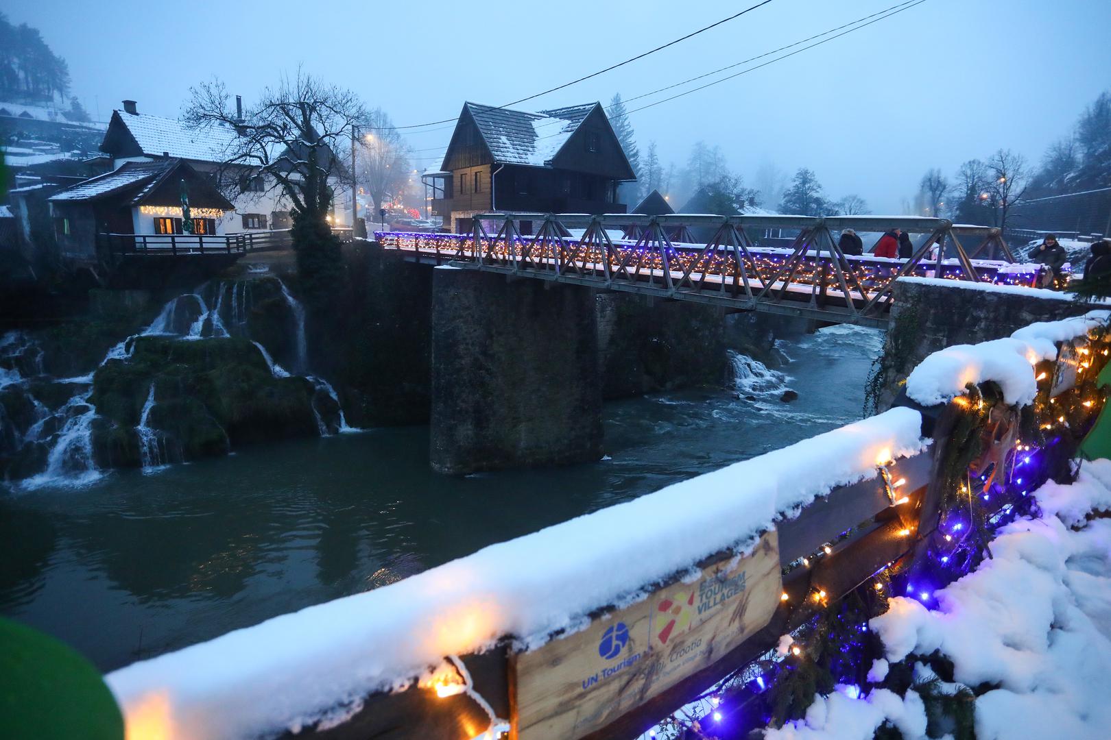 Posjetitelji će moći dočekati i Novu godinu na Rastokama, kada se u podne očekuje ''Dječji doček'', dok se onaj ''pravi'' čeka uz grupu Strings. 