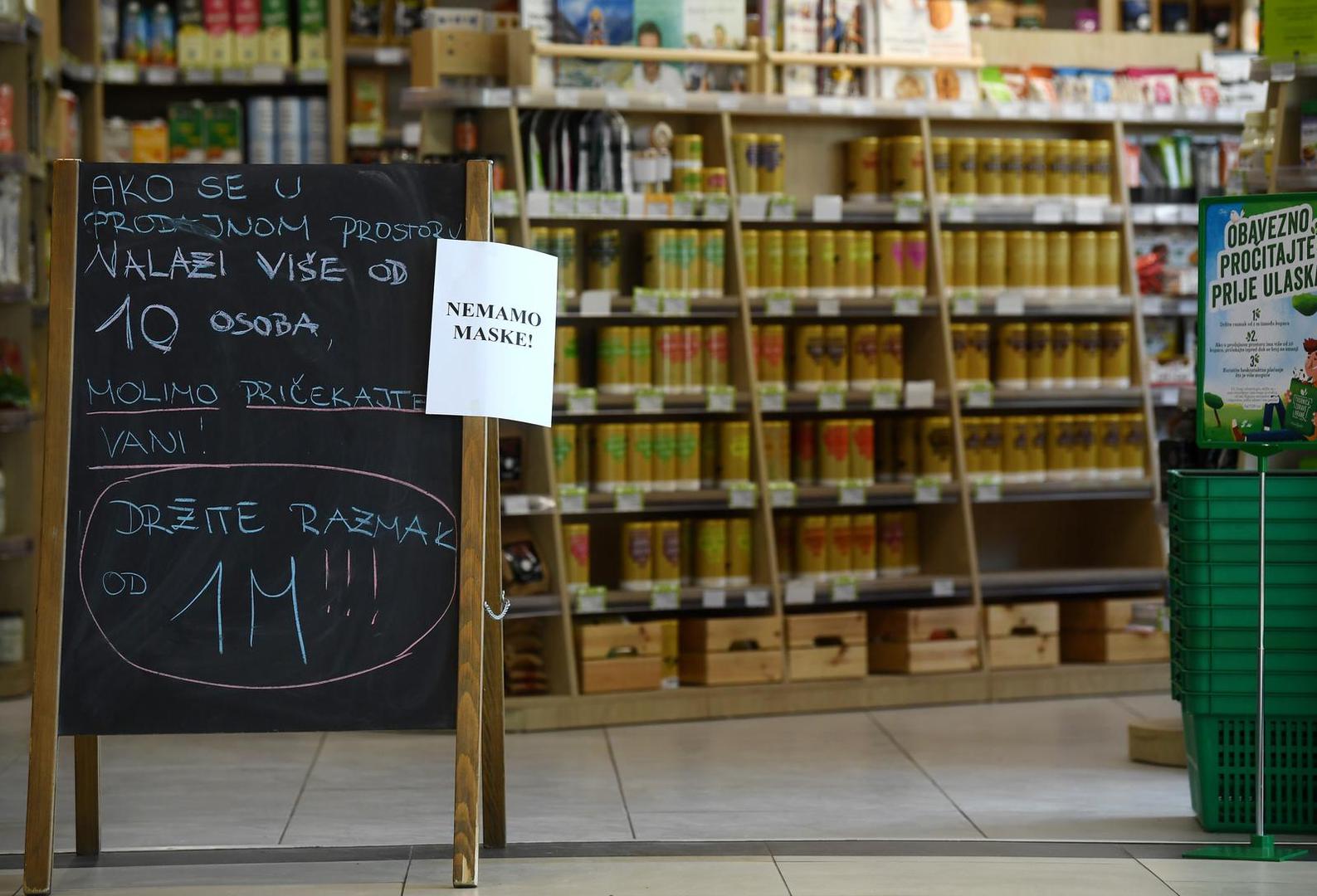 Trgovine su nastavile raditi, ali sa skraćenim radnim vremenom.