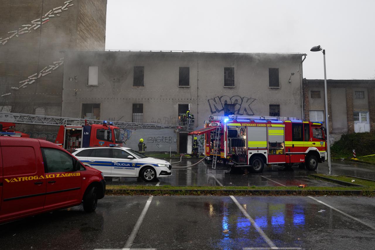 Zagreb: Vatrogasci gase požar na zgradi Paromlina