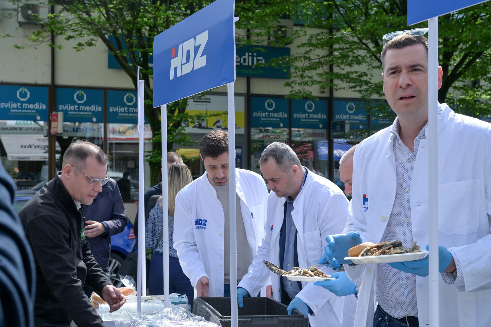 "Danas je dan posta i nemrsa i upravo je to razlog da smo ovdje u zagrebačkoj Dubravi odlučili podijeliti našim građanima ono što se tradicionalno u Hrvatskoj kod vjernika jede, a to su ribice. 