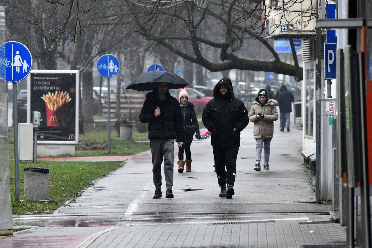 Slavonski Brod: Hladno vrijeme praćeno kišom i susnježicom u središtu grada