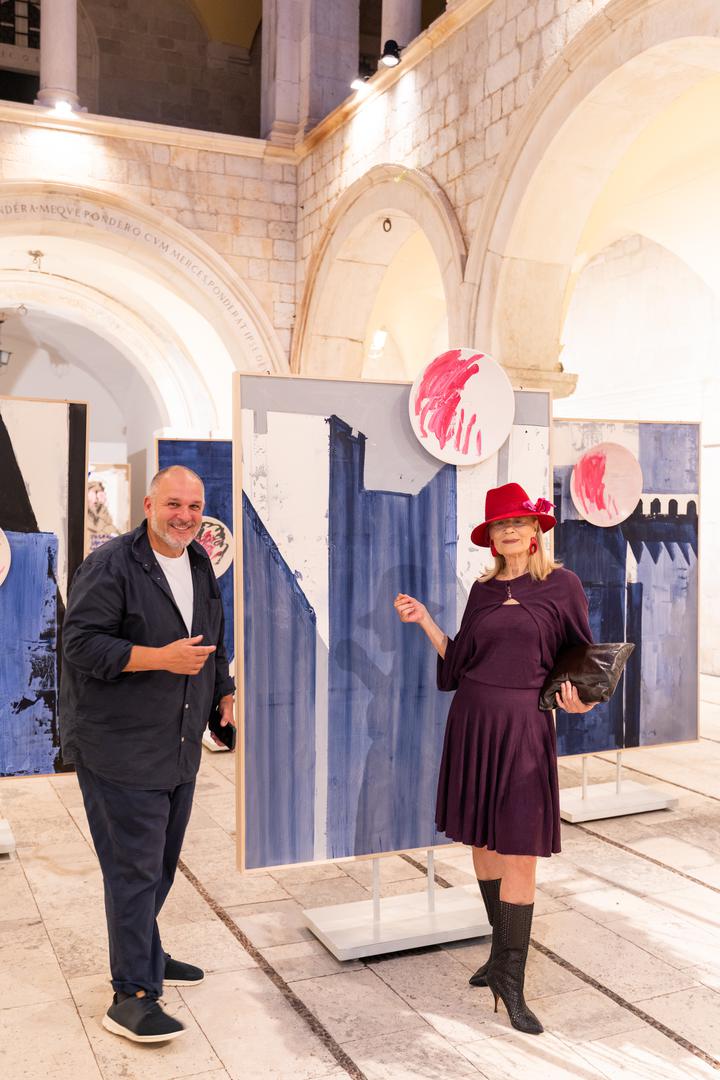 Središnji dio izložbenog postava čini posebno osmišljena umjetnička instalacija sastavljena od dvije tisuće ružičastih cinija, kroz koju autor donosi svoju osobnu viziju Dubrovnika. Na otvorenje je došla i Đurša Tedeschi