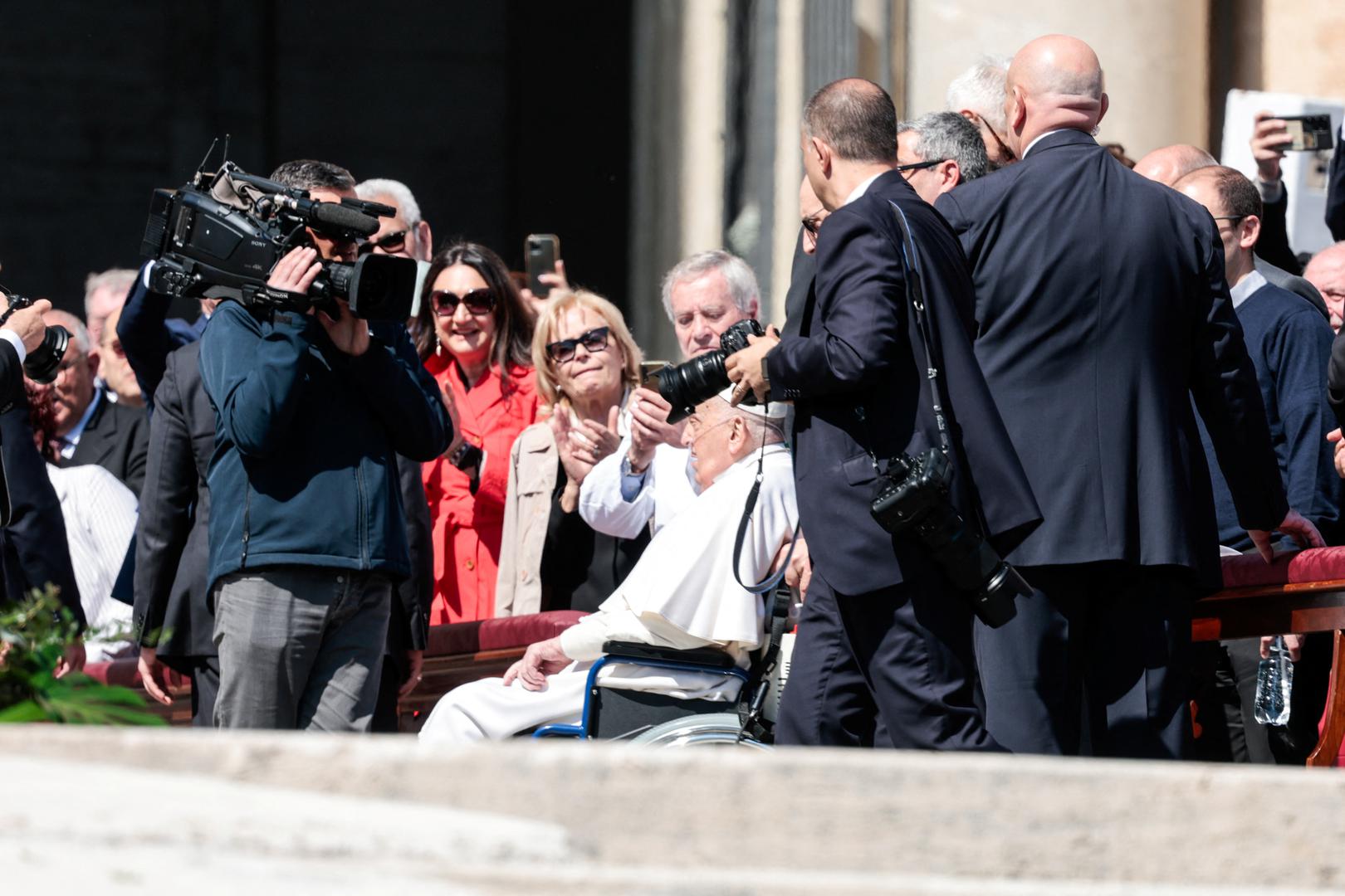 Papa je nenajavljeno izašao na trg malo prije podneva na kraju misnog slavlja za Svetu jubilarnu godinu Katoličke crkve. Došavši pred glavni oltar na službu na bistar sunčan dan, Franjo je mahnuo okupljenima, a onda im se i kratko obratio. “Sretna nedjelja svima”, rekao je Papa, govoreći slabašnim glasom dok je primao kisik kroz malo crijevo ispod nosa. "Puno vam hvala", rekao je Franjo.