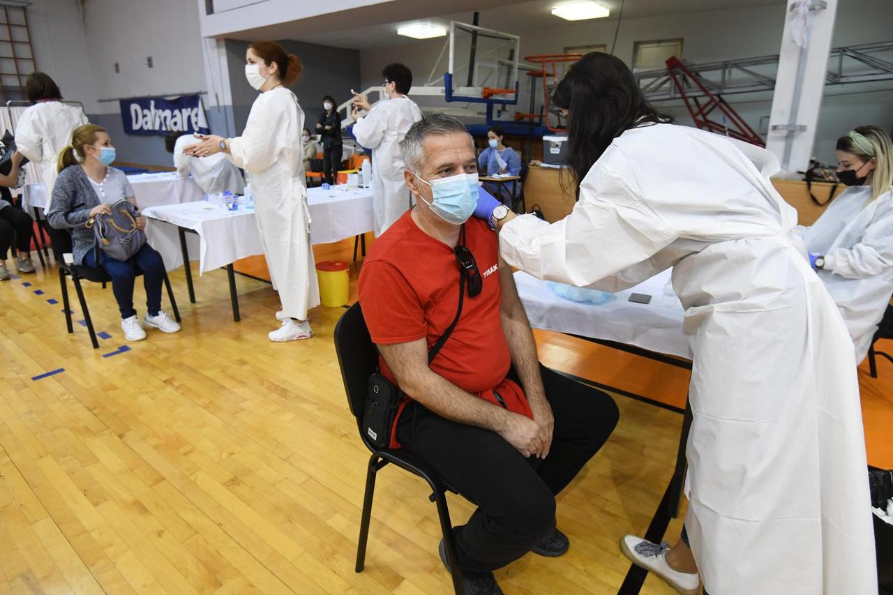 Šibenik: Nastavljeno masovno cijepljenje u dvorani na Baldekinu