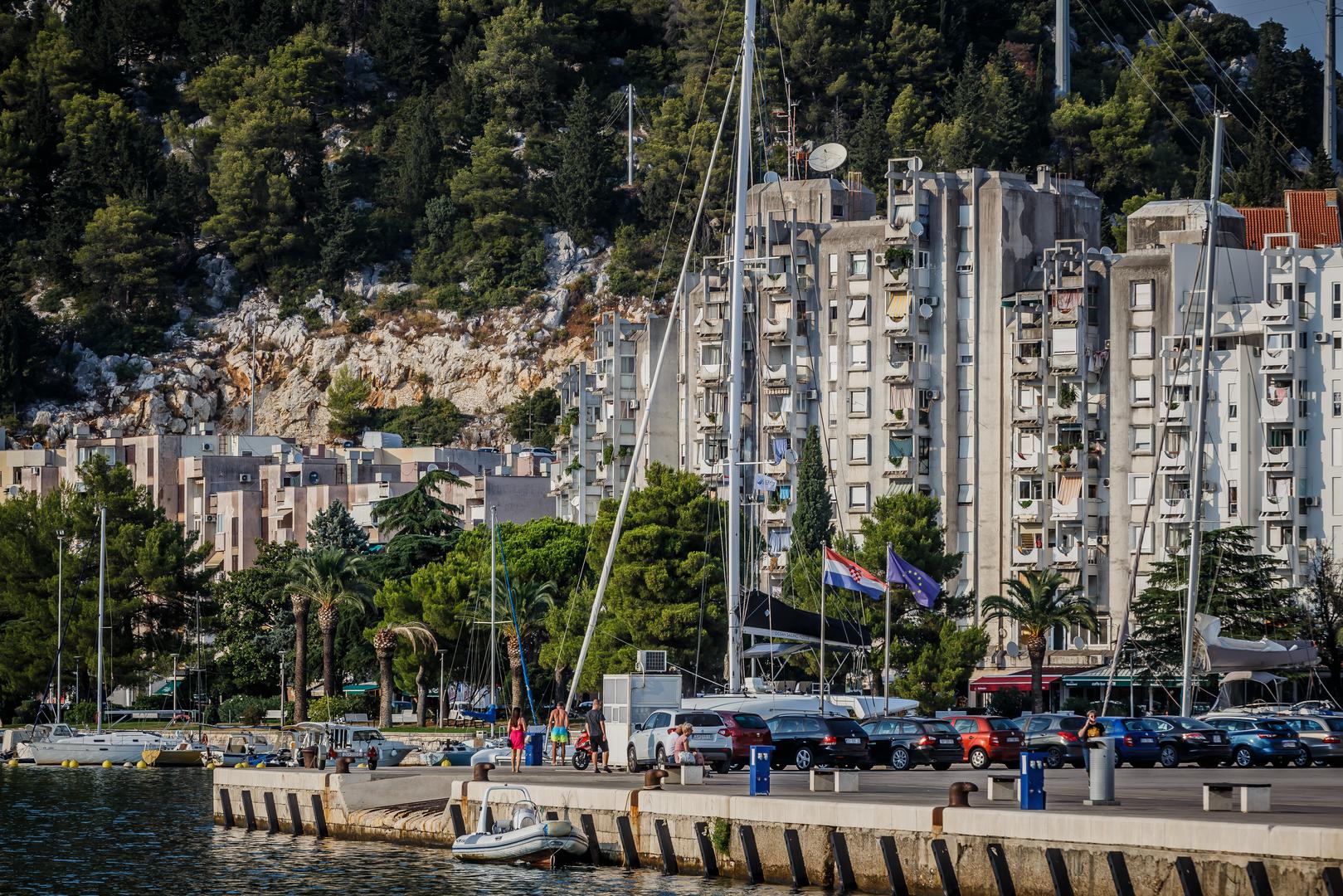 Nasuprot tome, Ploče, smještene na pola puta između Splita i Dubrovnika, predstavljaju primjer destinacije koja često ostavlja posjetitelje razočaranima. Telegraph opisuje ovaj grad kao "zapuštenu luku" s industrijskim obilježjima poput petrokemijskog terminala i silosa za žito.