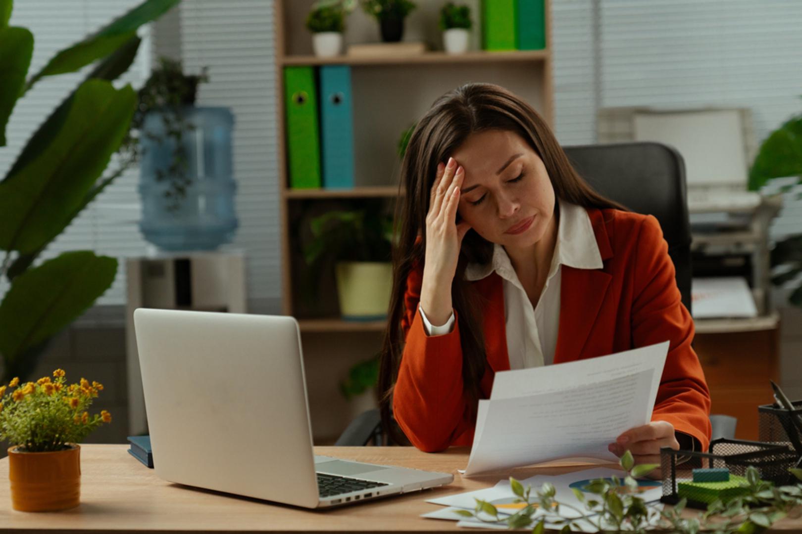 Stres: Stres može poremetiti hormonsku ravnotežu, promijeniti svakodnevnu rutinu i utjecati na hipotalamus, dio mozga koji sudjeluje u regulaciji ciklusa. Kad potraje, može pridonijeti razvoju bolesti ili naglim promjenama tjelesne težine. Posljedično se menstruacije mogu prorijediti, skratiti, kasniti ili privremeno izostati.