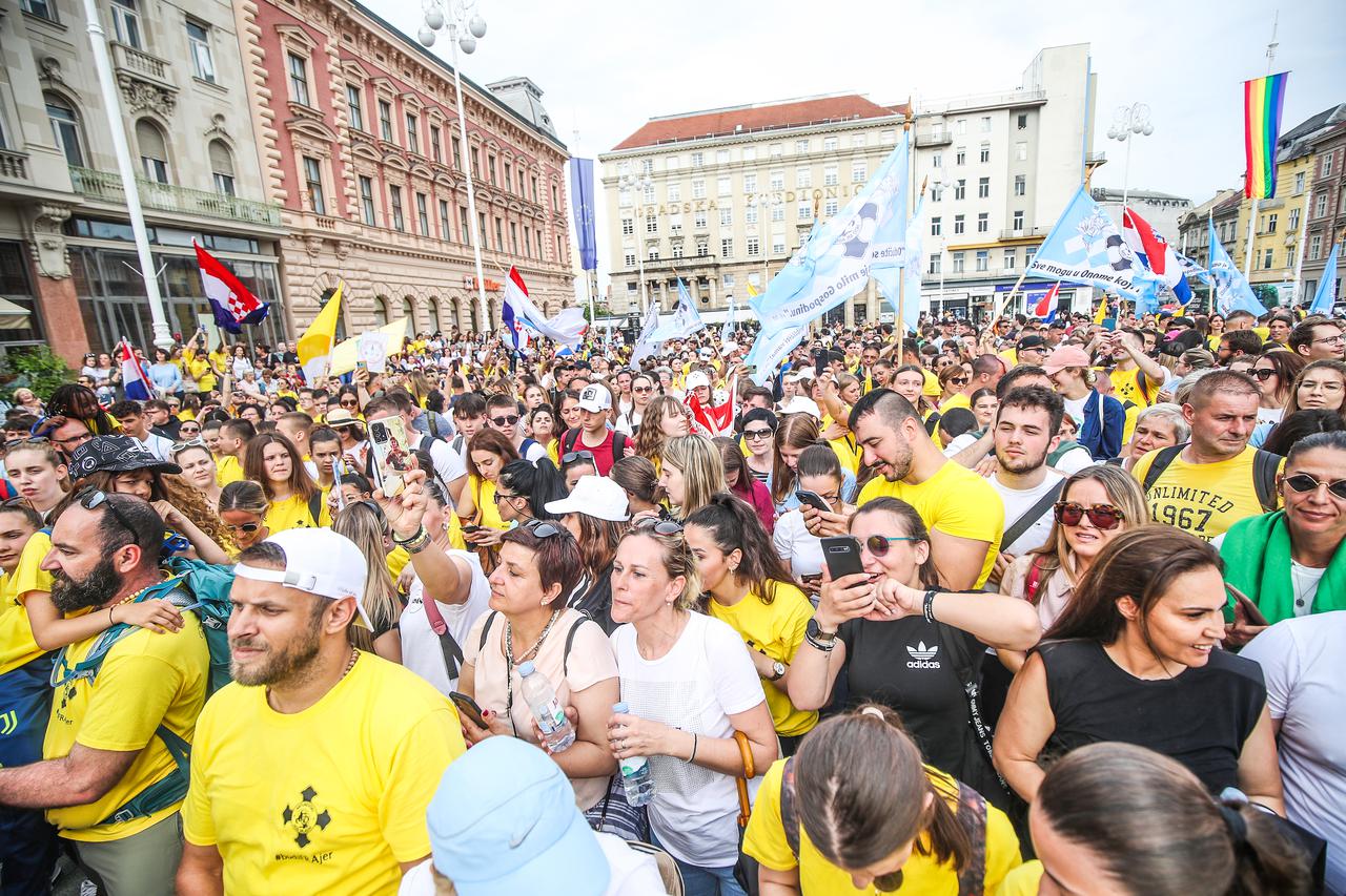 Zagreb: Vjerska procesija "Antunovski hod za mlade" stigla do Trga bana Josipa Jelačića