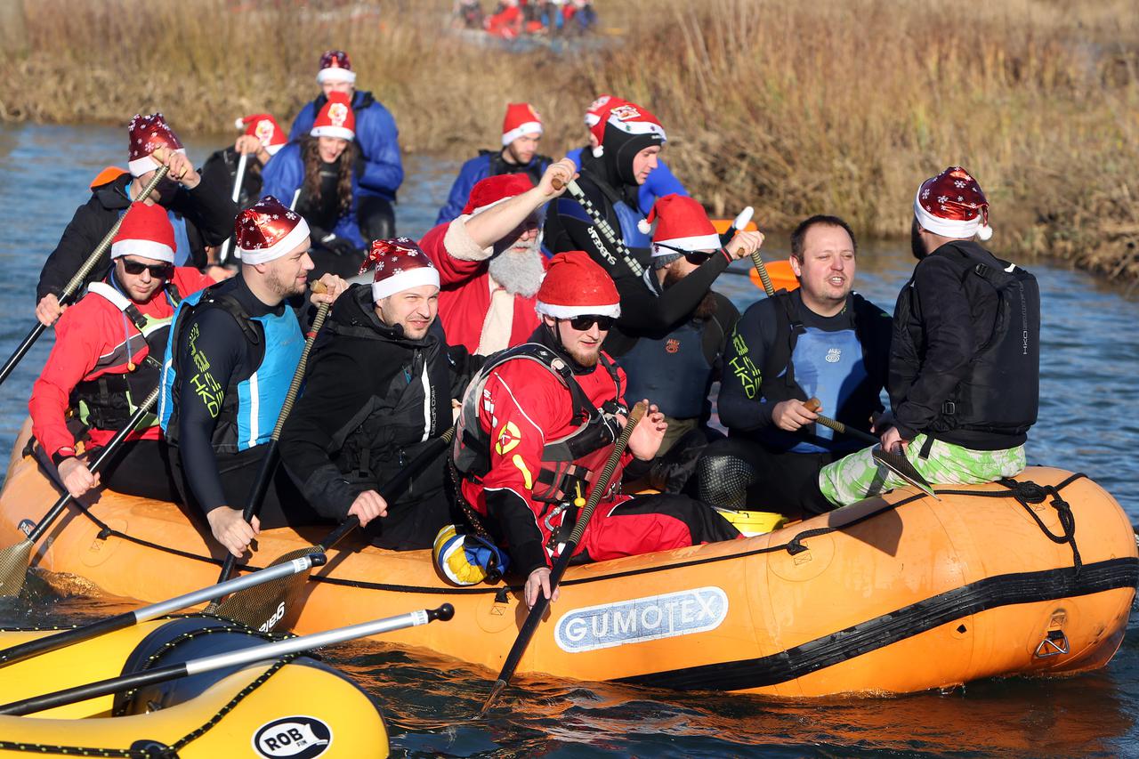 Duga Resa: Spust Djeda Mrazova po Mrežnici u organizaciji KPA Vodomar