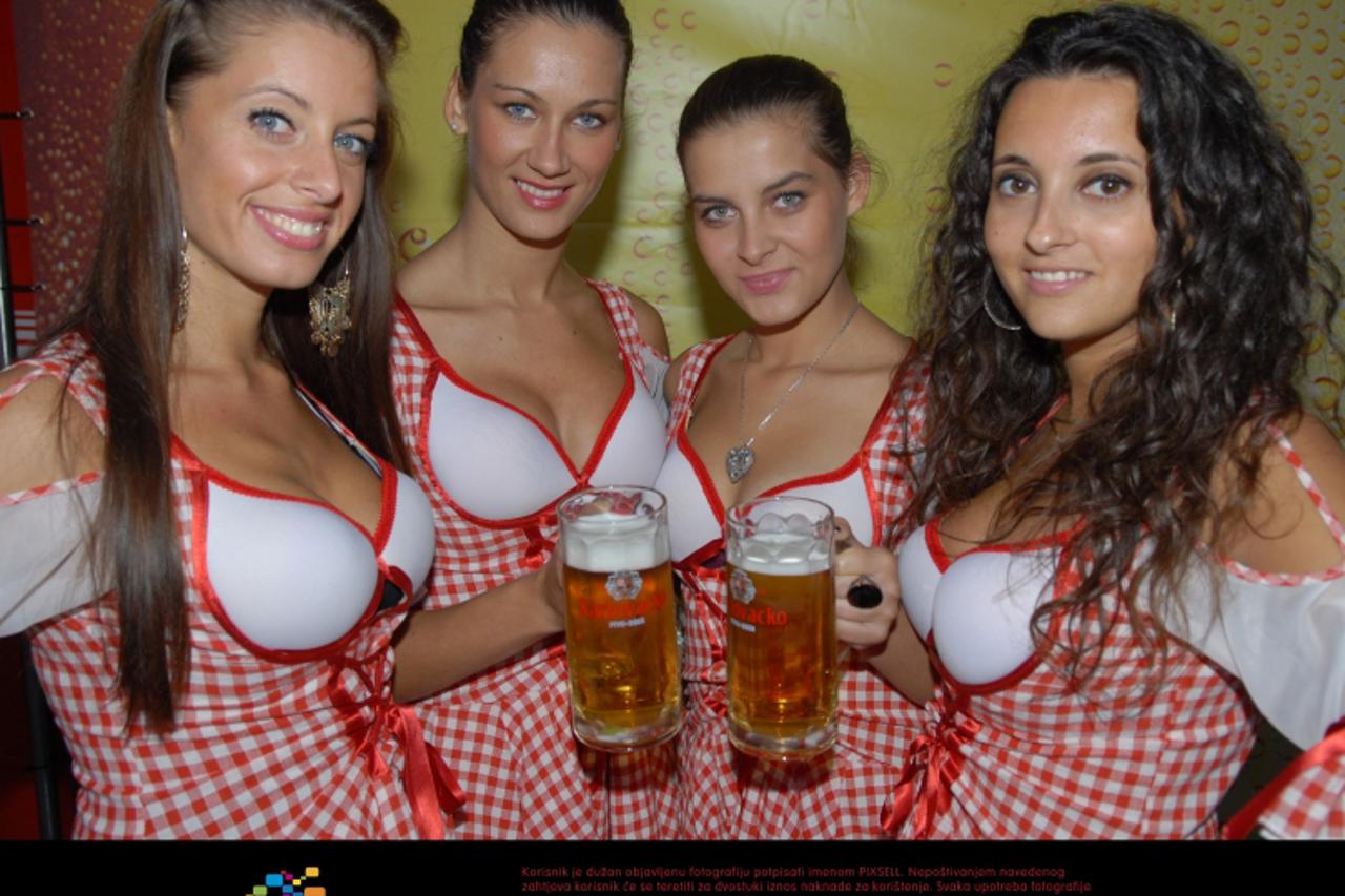 '01.09.2010.,Karlovac - 24. Karlovacki dani piva u punom su jeku.  Bogata je ugostiteljska ponuda, raznih piva i prigodnih jela, narocito pereca.  Photo: Kristina Stedul Fabac/PIXSELL'