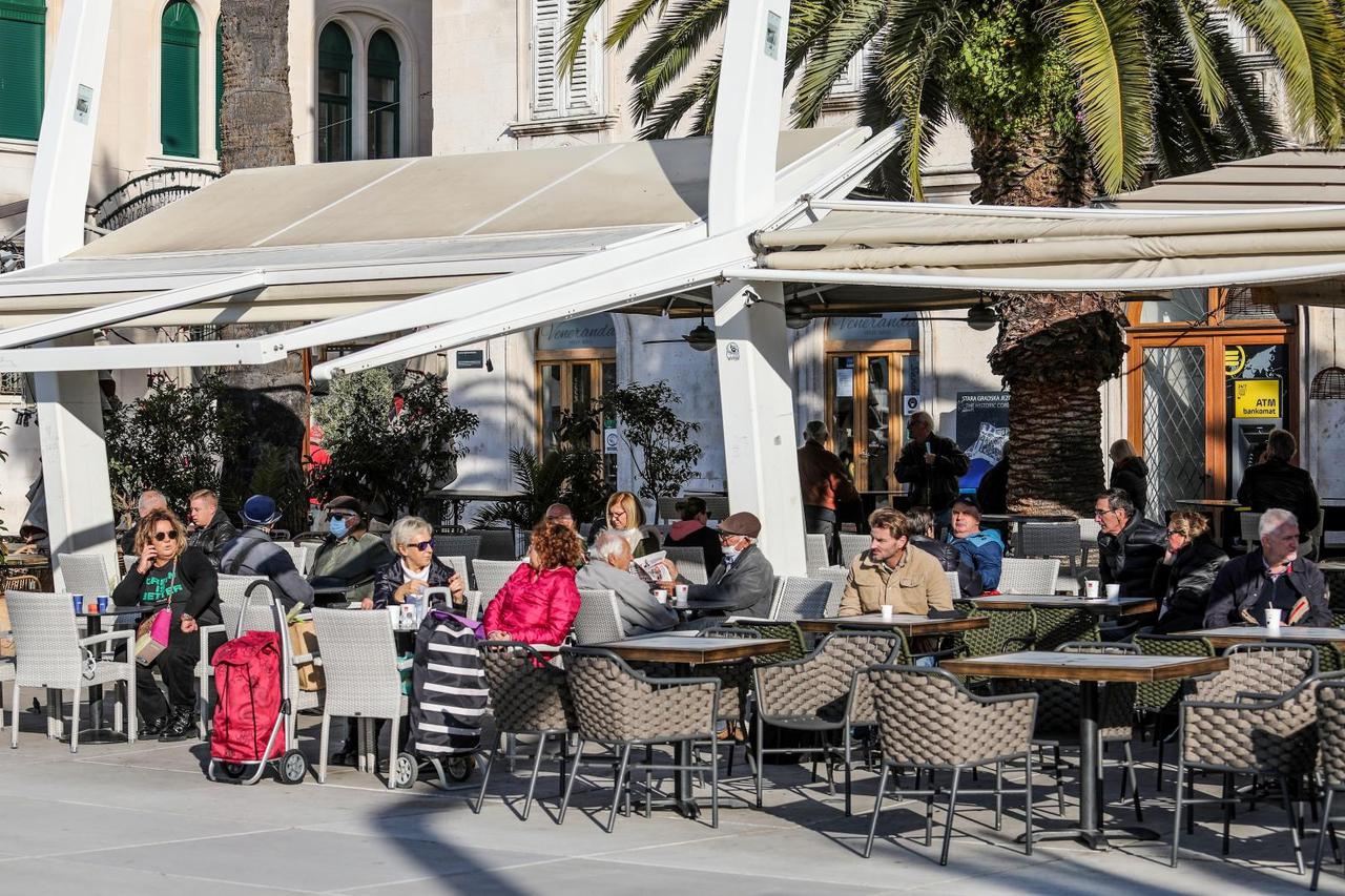 Split: Građani s kavom za van sjeli na terase zatvorenih lokala i uživali na suncu