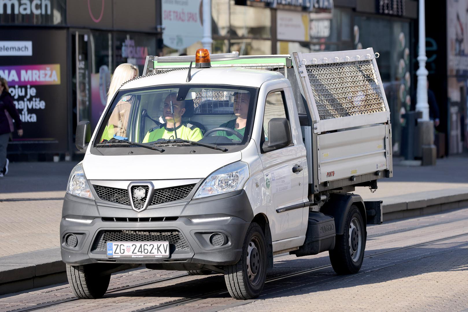  Središtem grada obilazili su djelatnici Čistoće, a prizore s gotovo praznog glavnog zagrebačkog trga zabilježio je fotograf PIXSELL-a Patrik Macek.

