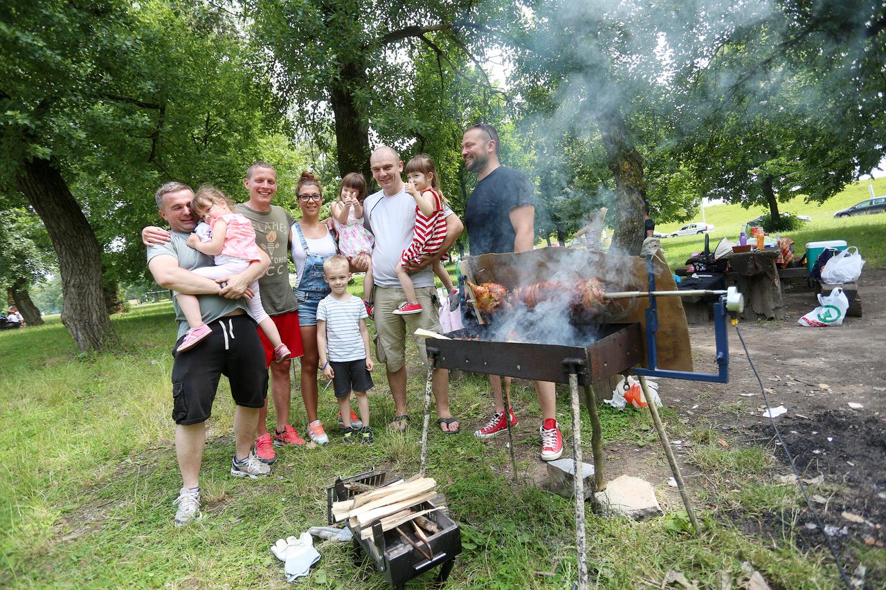 DKS_56139666 22.06.2016., Zagreb - Gradjanji uzivaju u rostilju na Jarunu. Photo: Borna Filic/PIXSELL