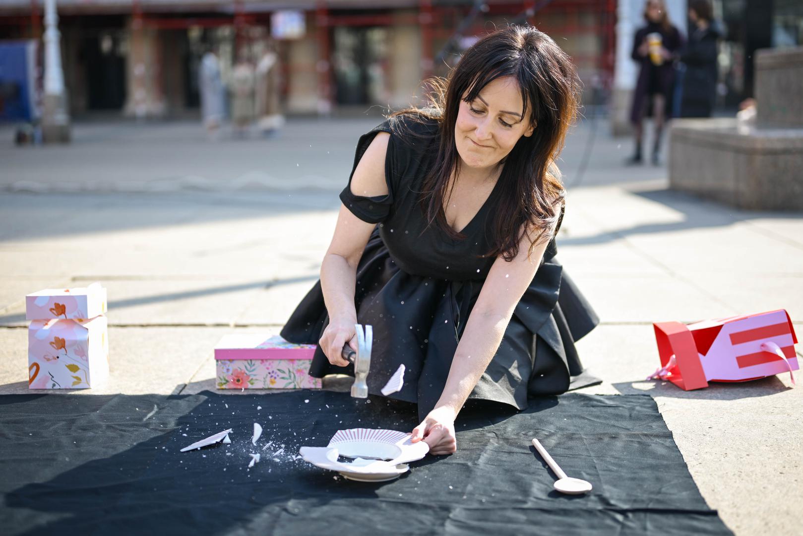 U tom kontekstu umjetnica Arijana Lekić-Fridrih tijekom performansa izgovarala je i seksističke izjave koje su tijekom protekle i ove godine izrečene u javnom prostoru, izlažući ih javnosti i sučeljavajući ih s autentičnim iskustvima žena. Taj postupak razotkriva jaz između svakodnevne stvarnosti u kojoj žene žive i političkih i društvenih narativa koji tu stvarnost često negiraju ili banaliziraju