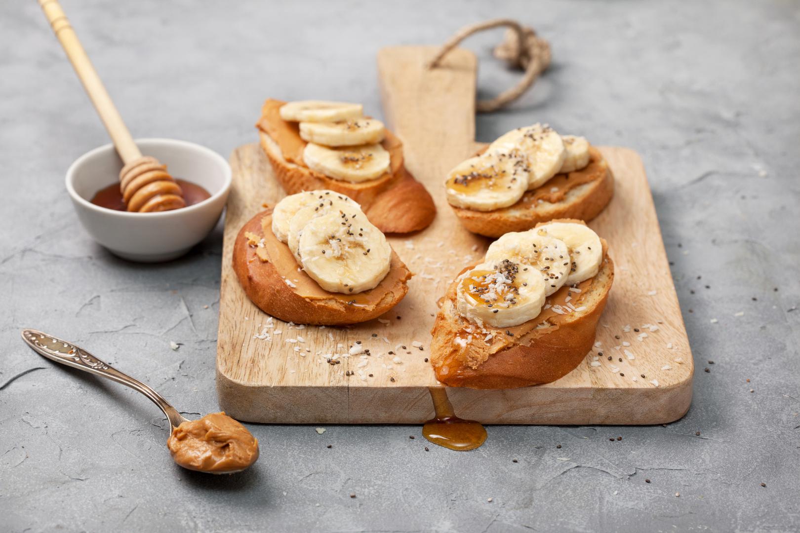 8. Tost s maslacem od orašida, bananom i chia sjemenkama - Isprobajte ovu kombinaciju supernamirnica tako da na tost s cjelovitim žitaricama namažete organski maslac, izrežete pola banane i sve to pospete s chia sjemenkama koje su pune vitamina i minerala (imaju čak šest puta više kalcija nego mlijeko). 