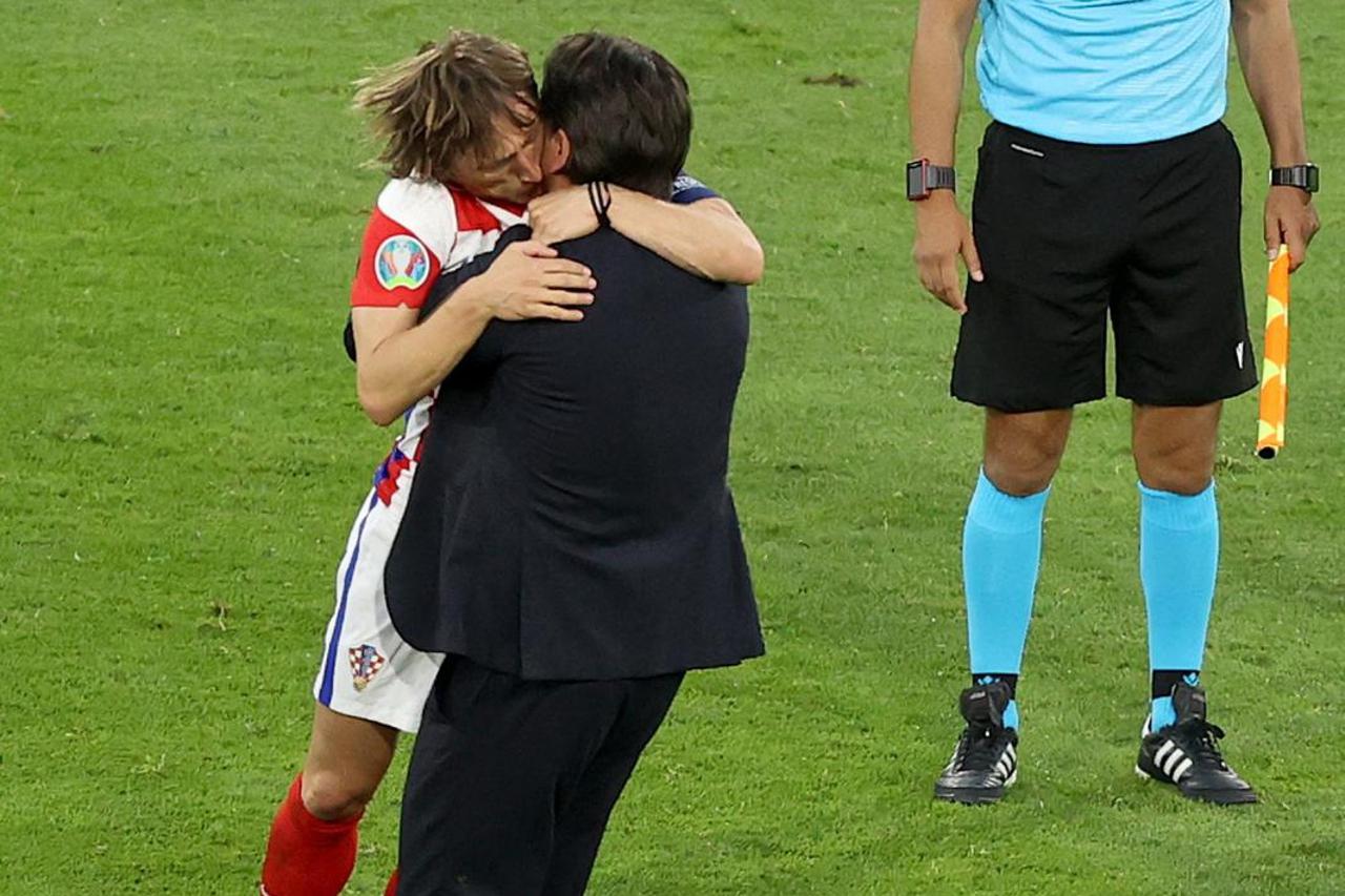 Glasgow: Luka Modrić i Zlatko Dalić u zagrljaju nakon plasmana u osminu finala Eura