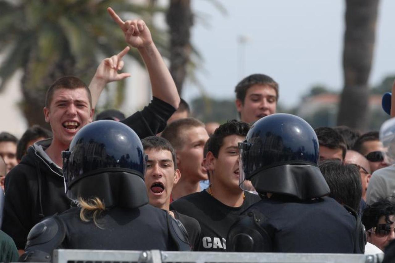 '11.06.2001. Split - Nekoliko stotina ljudi okupilo se na splitskom Gay Pride-u uz jake snage interventne policije Photo: Dino Stanin/PIXSELL'
