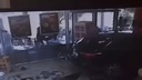 VIDEO Automobilom uletio ravno u restoran na A1 i pomeo goste, širi se snimka