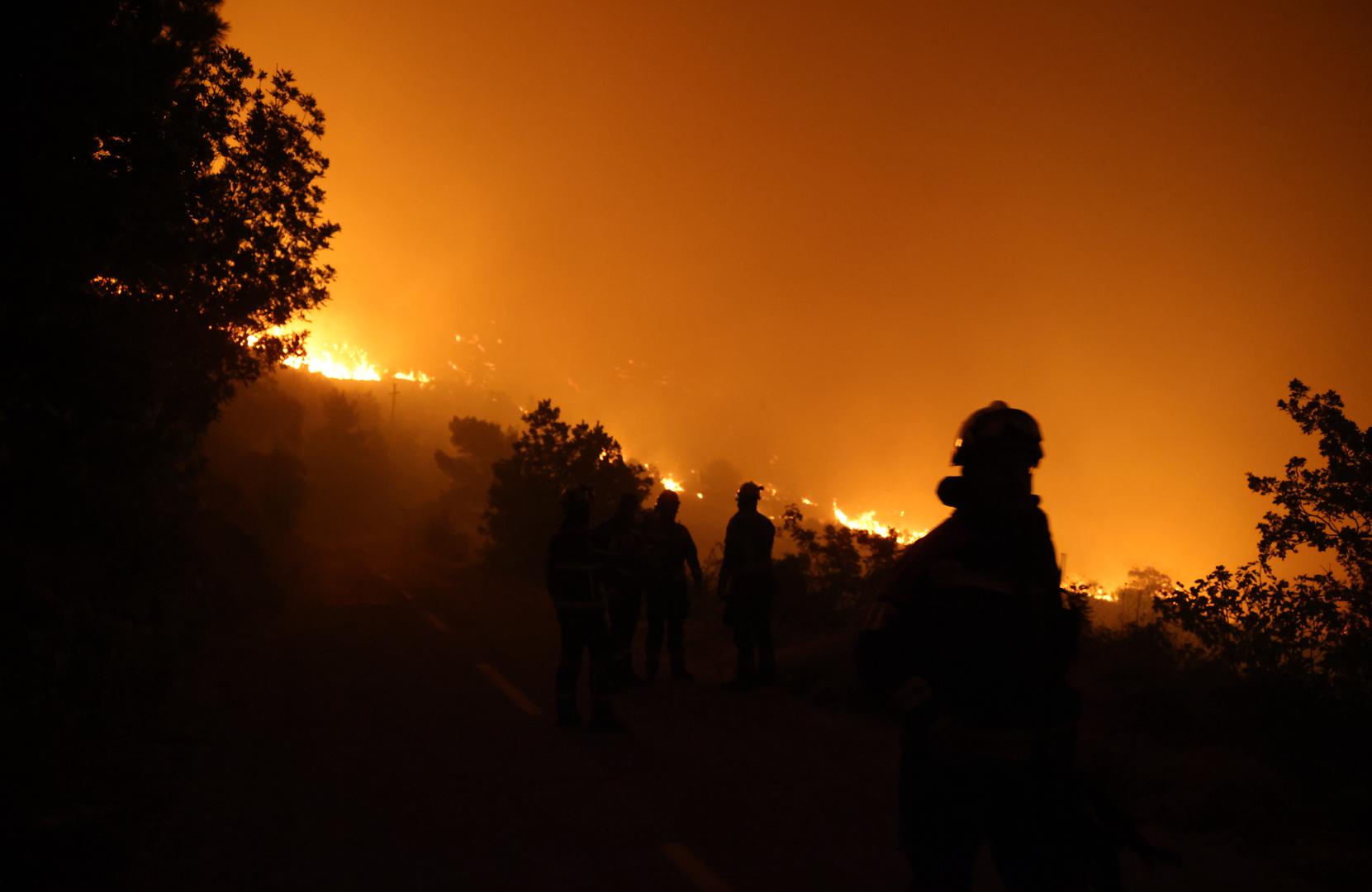 U gašenju sudjeluje 110 vatrogasaca s 33 vatrogasna vozila.